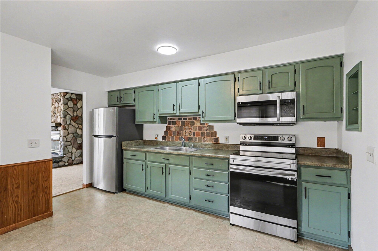 320 S Sunset Street, Plainwell, MI, 49080-1569