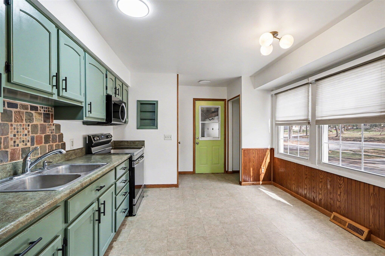 320 S Sunset Street, Plainwell, MI, 49080-1569