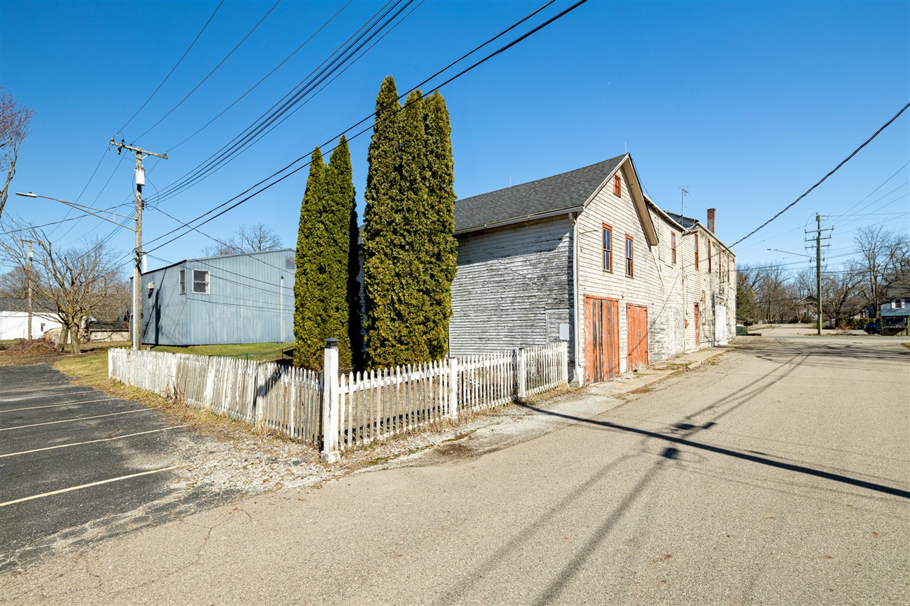 10596 Hamburg Road, Whitmore Lake, MI, 48189