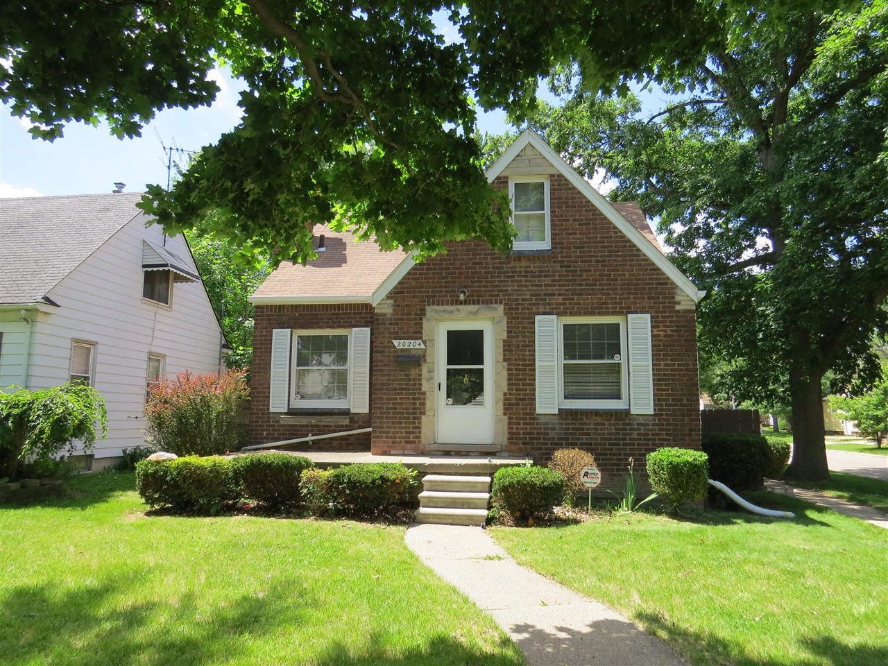 20204 Kenosha Street, Harper Woods, MI, 48225-2246
