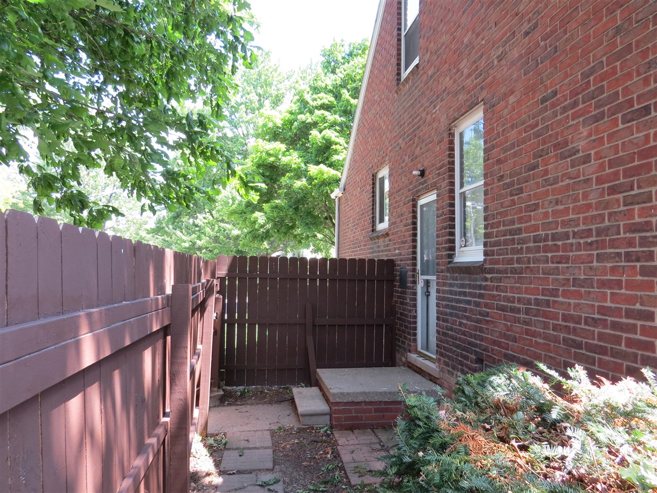 20204 Kenosha Street, Harper Woods, MI, 48225-2246