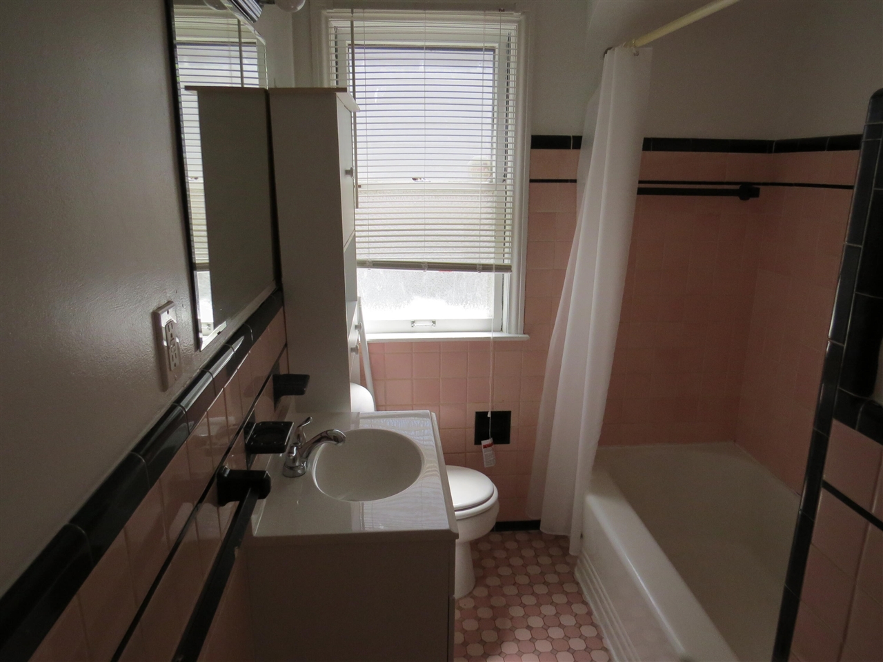 20204 Kenosha Street, Harper Woods, MI, 48225-2246