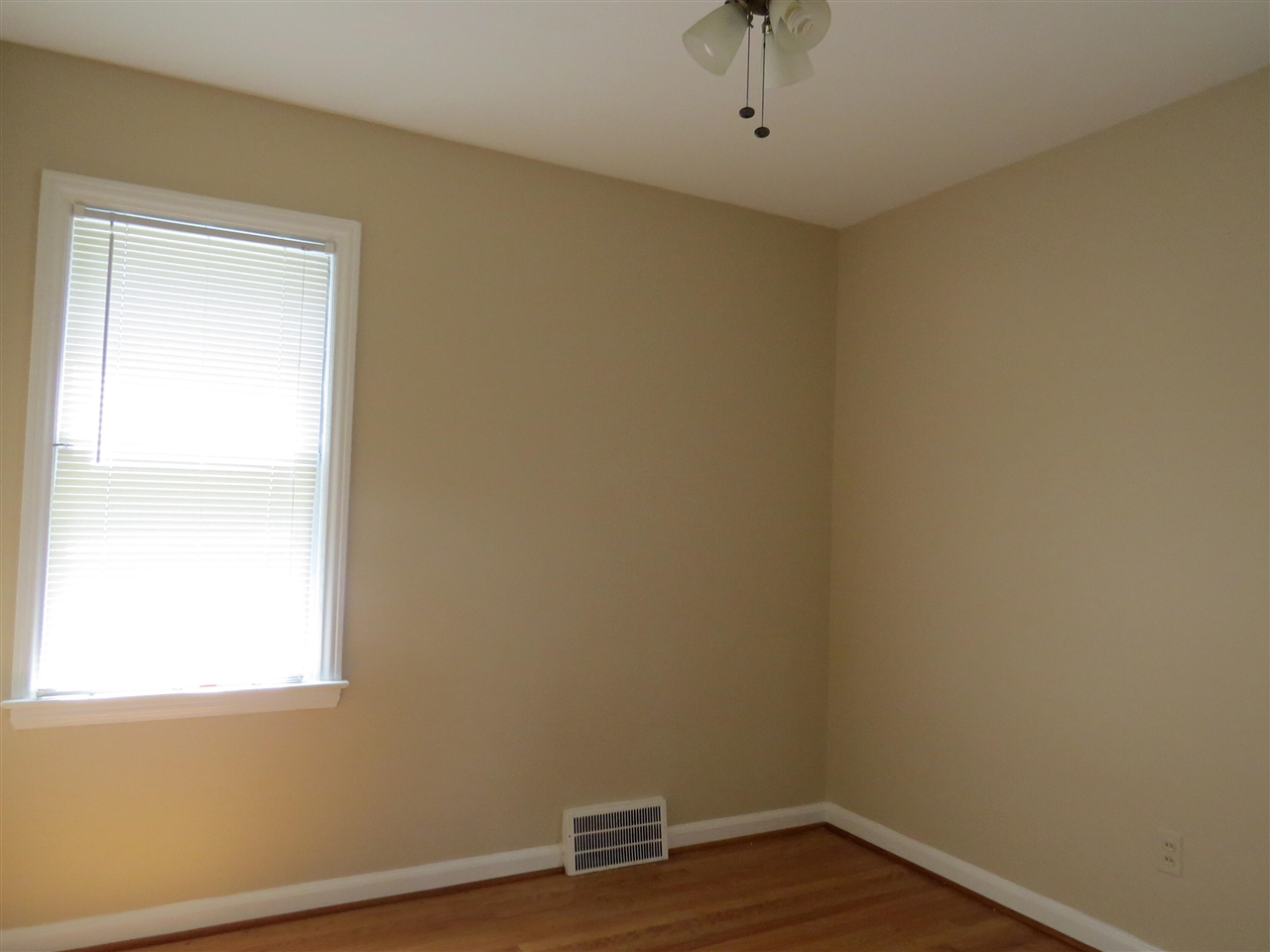 20204 Kenosha Street, Harper Woods, MI, 48225-2246