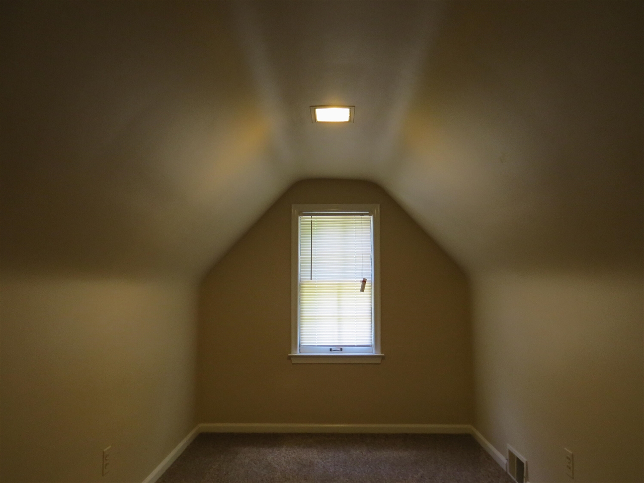 20204 Kenosha Street, Harper Woods, MI, 48225-2246