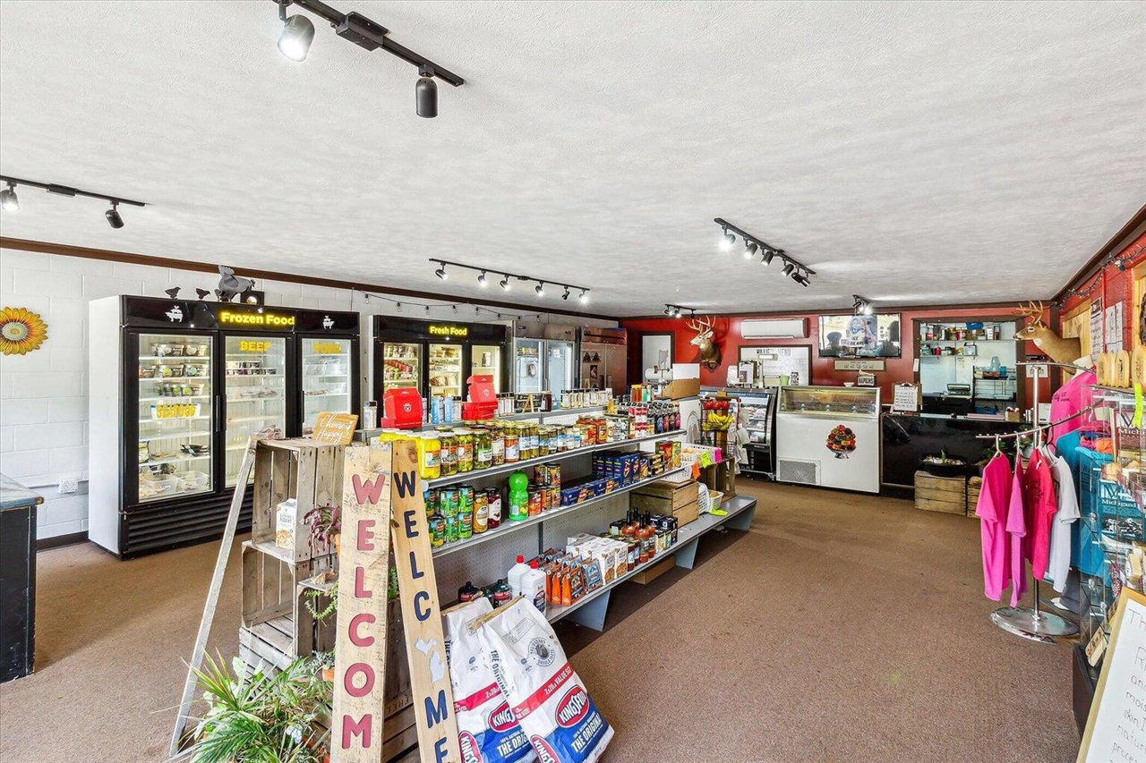 6372 E 36th Street, White Cloud, MI, 49349-9513