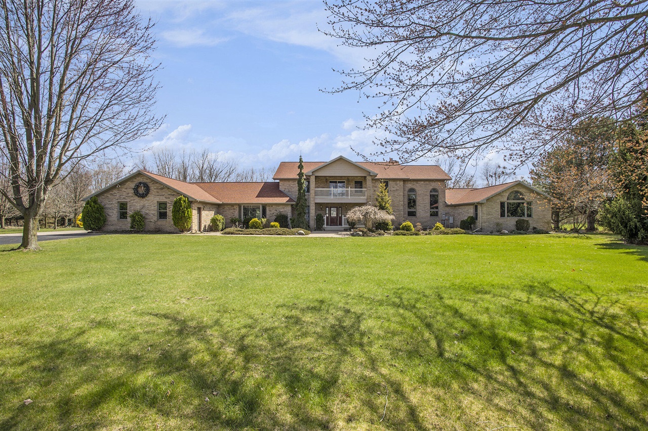1530 Bayview Drive, Norton Shores, MI, 49441-5204