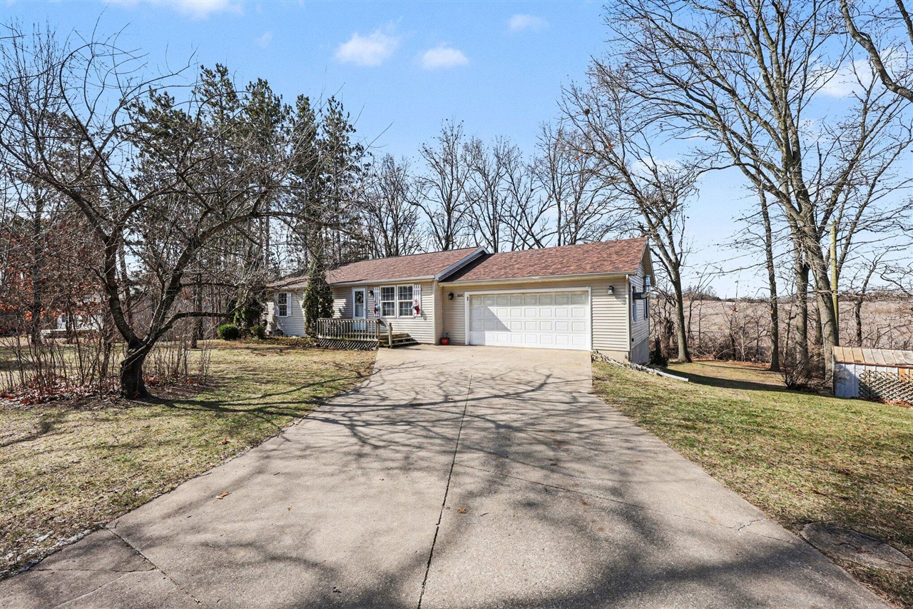 6051 Young Road, Jackson, MI, 49201-7617