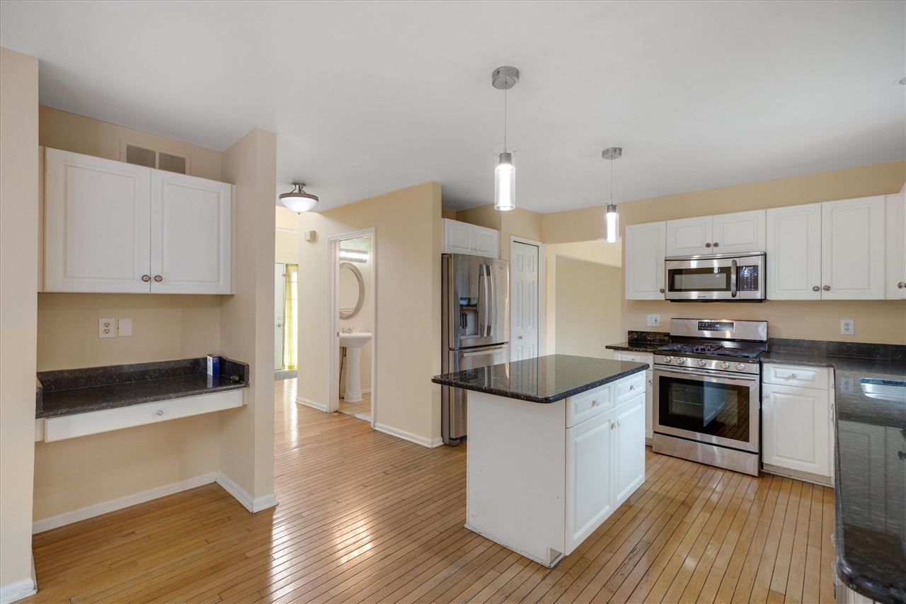 24403 Elmhurst Avenue, Farmington Hills, MI, 48336-1929