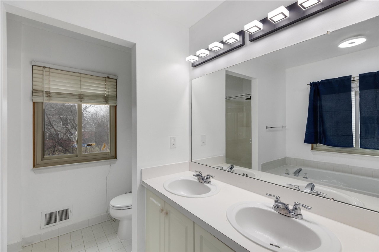 24403 Elmhurst Avenue, Farmington Hills, MI, 48336-1929