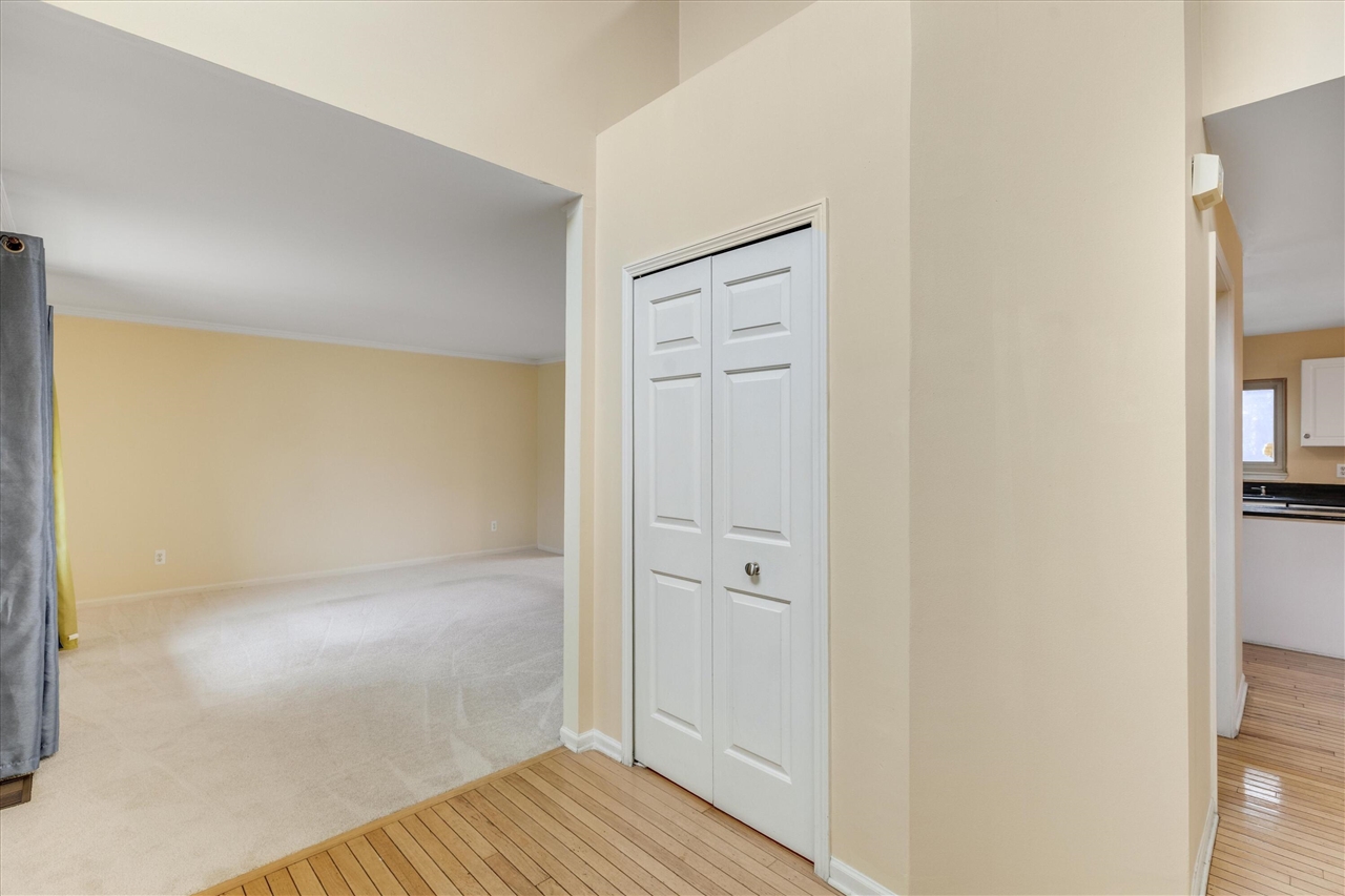 24403 Elmhurst Avenue, Farmington Hills, MI, 48336-1929