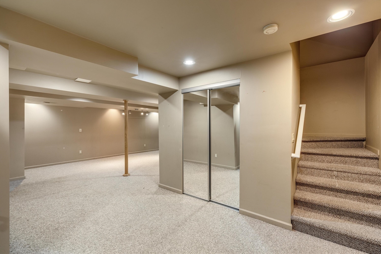 24403 Elmhurst Avenue, Farmington Hills, MI, 48336-1929