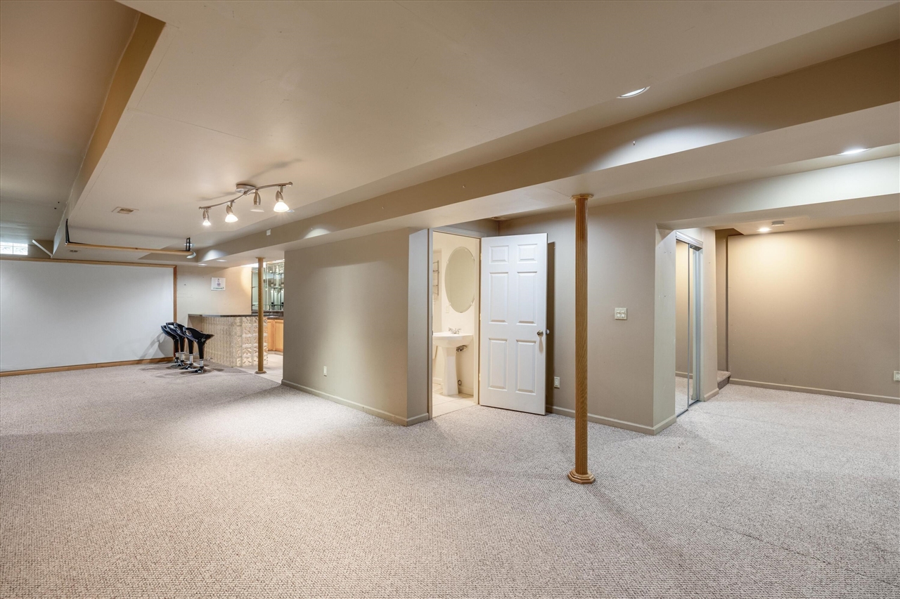 24403 Elmhurst Avenue, Farmington Hills, MI, 48336-1929