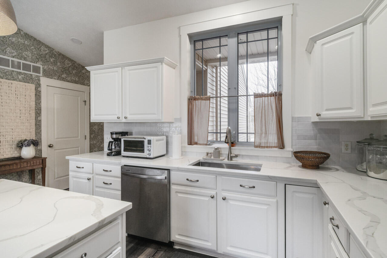 1361 S Village Circle, Kalamazoo, MI, 49009-6118