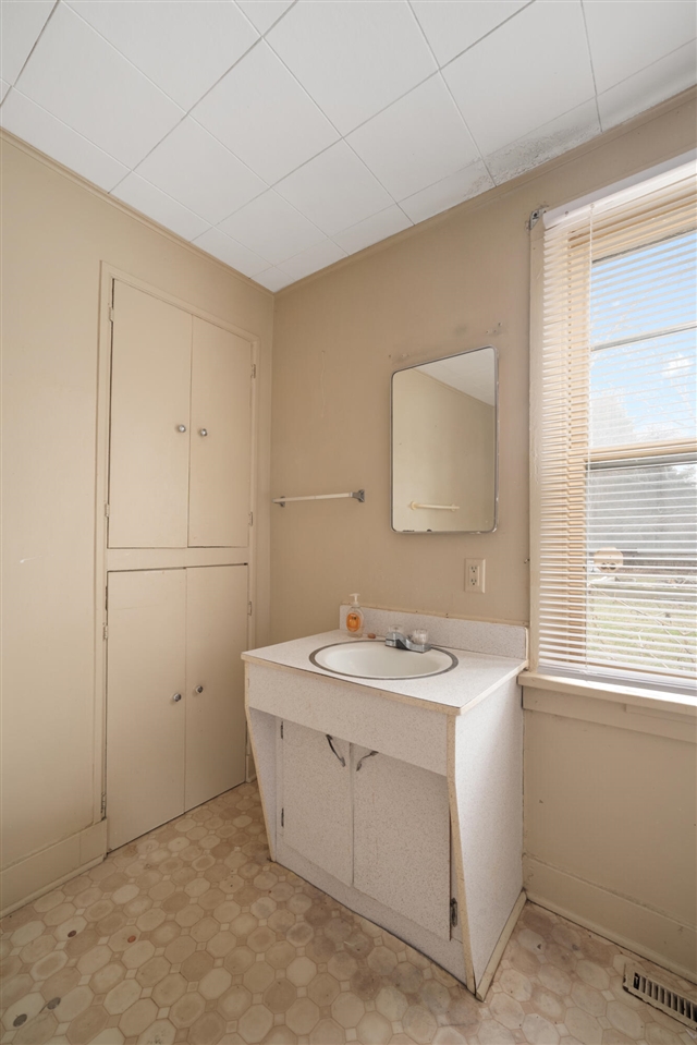 600 Benson Road, Benton Harbor, MI, 49022-2667