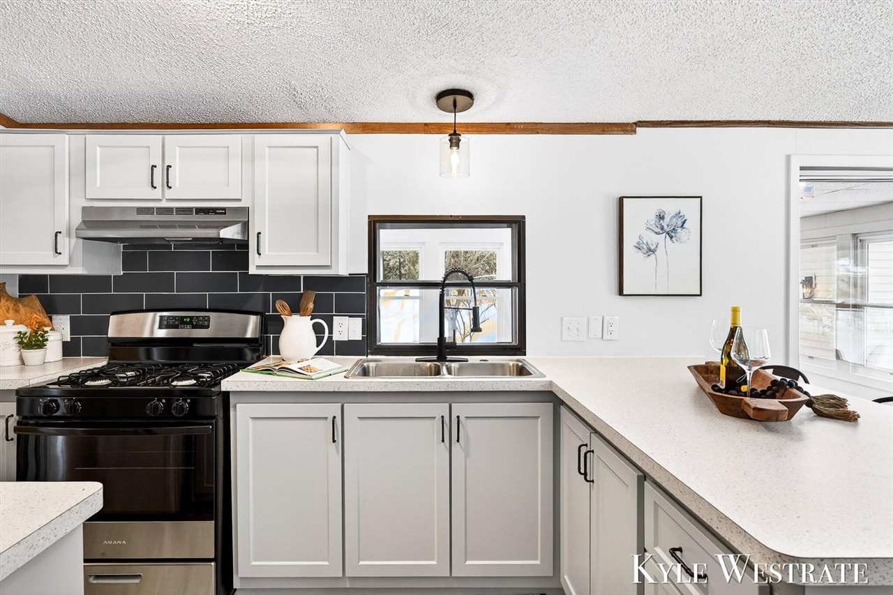 14128 Luckett Lane, Grand Haven, MI, 49417-9527