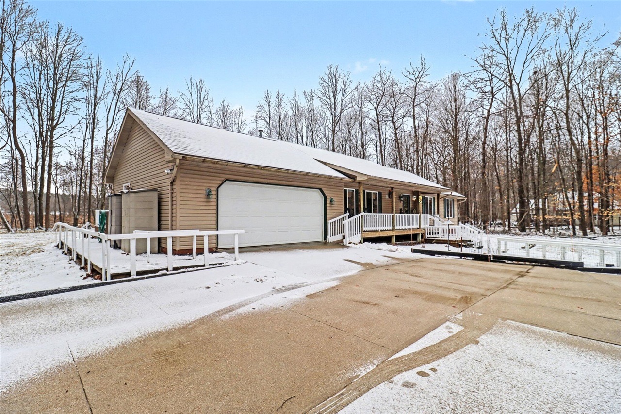 6175 Fox Run Circle, Canadian Lakes, MI, 49346-9358
