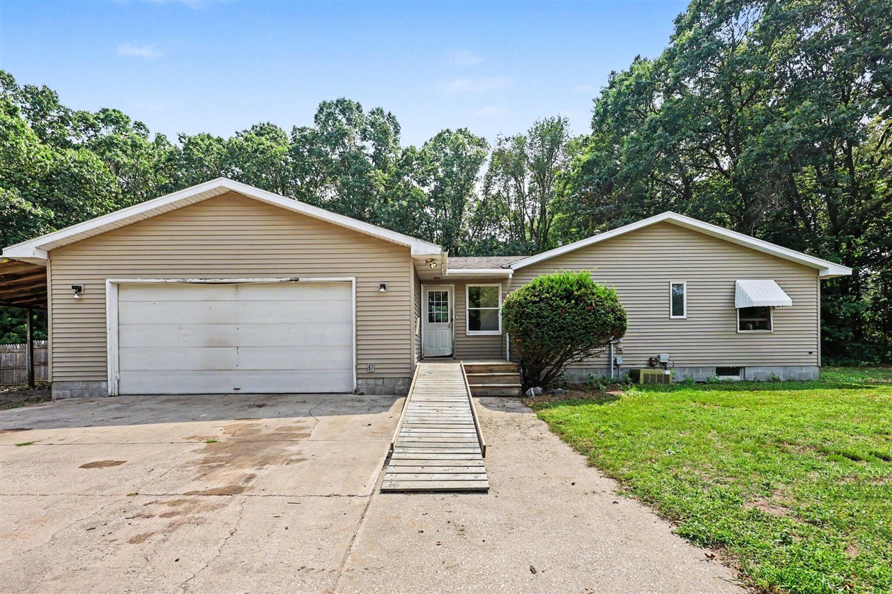 1st image of 16200 152nd Ave, Spring Lake, MI 49456 | MLS# 70520095