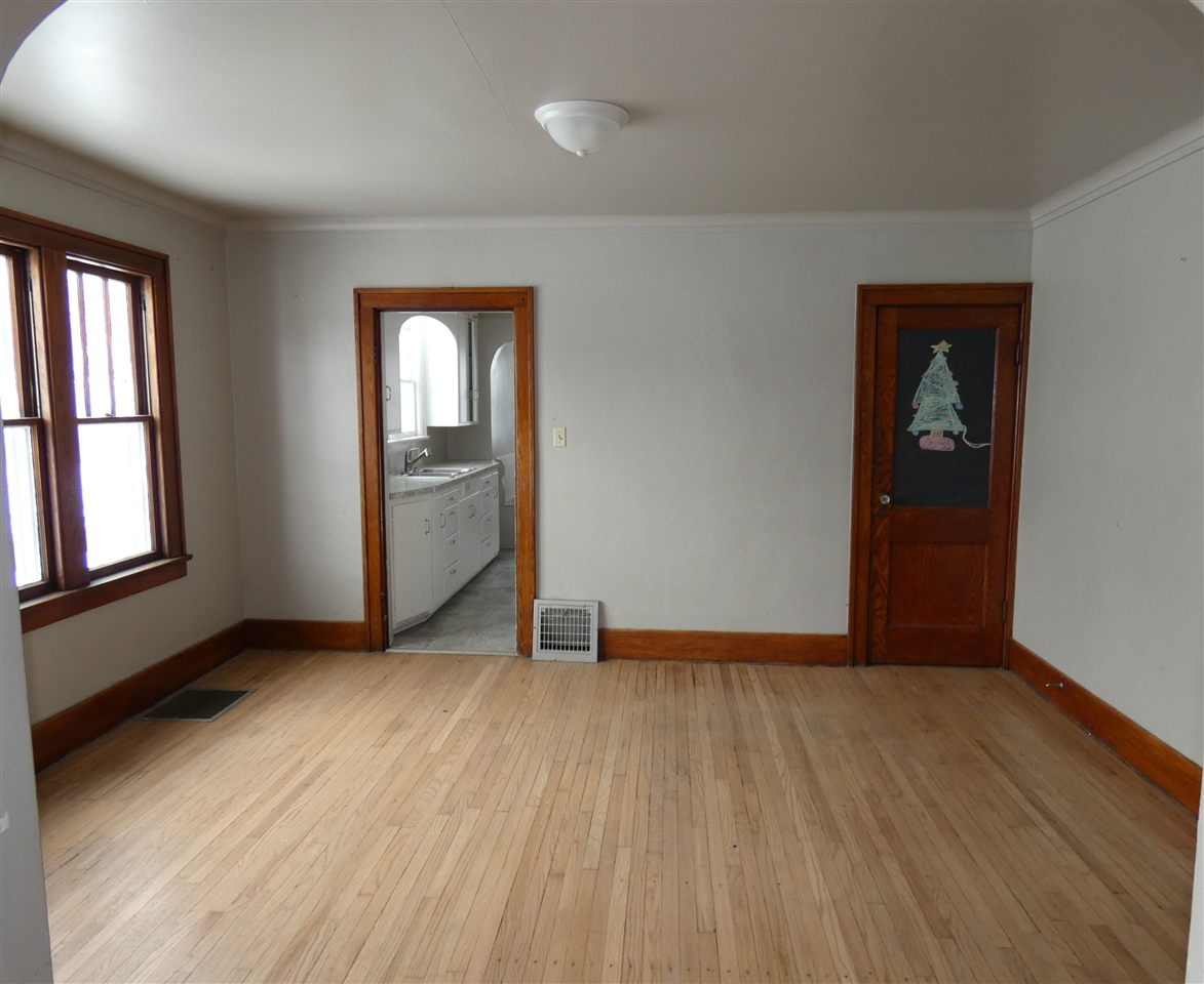 627 E Main Street, Benton Harbor, MI, 49022-3321