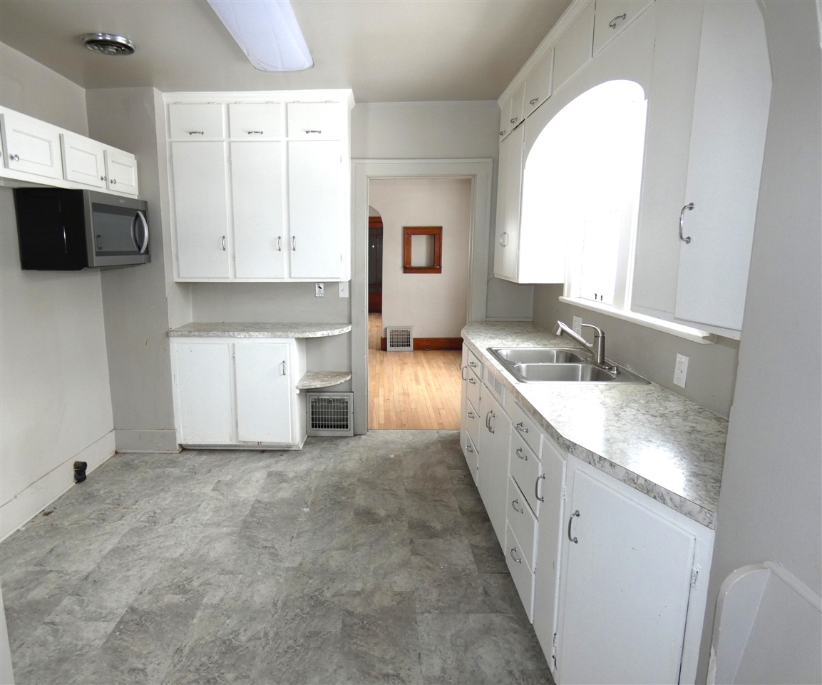 627 E Main Street, Benton Harbor, MI, 49022-3321