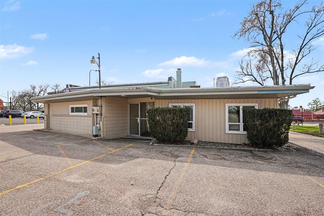 4852 S Beech Daly Street, Dearborn Heights, MI, 48125 1515