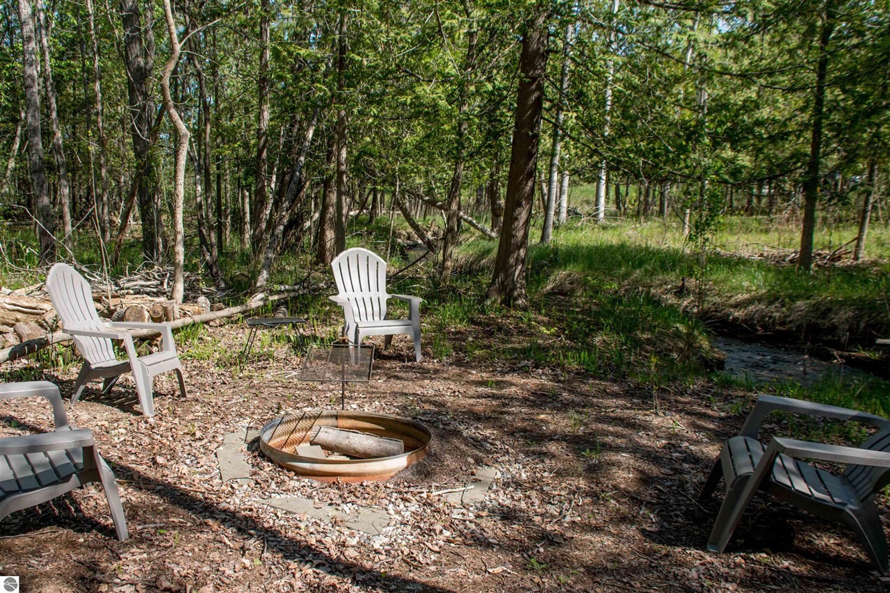 1436 Vanderlip Road, Traverse City, MI, 49686-8497