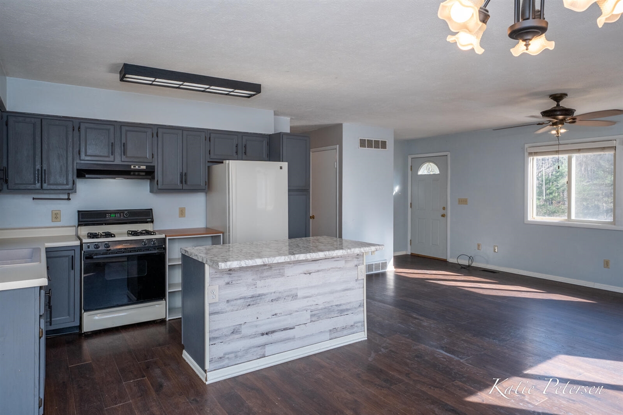 3501 15 Mile Road, Cedar Springs, MI, 49319-9184