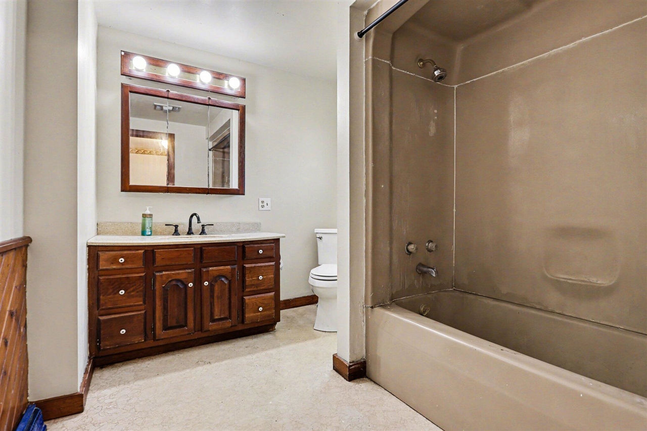 100 Westwood Street, Hillsdale, MI, 49242-1120