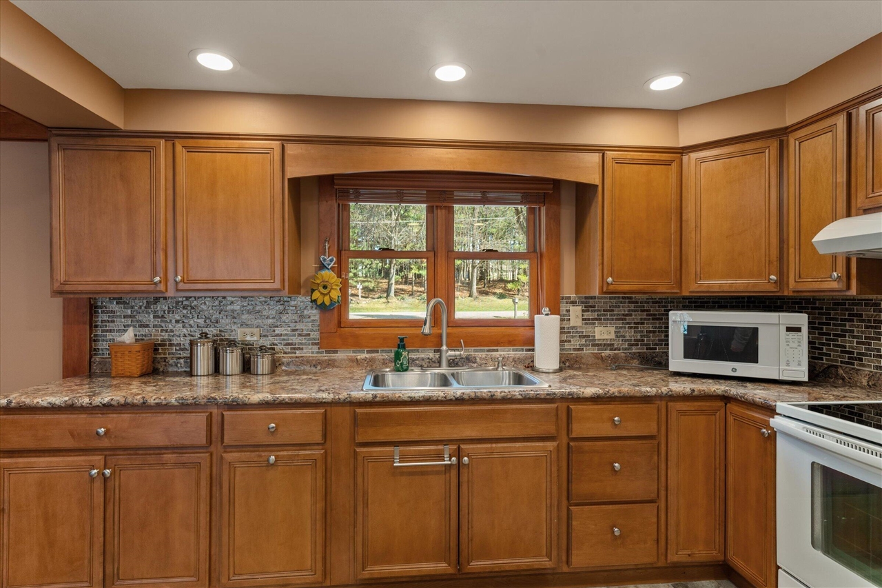 70902 Sunrise Drive, Edwardsburg, MI, 49112-8702