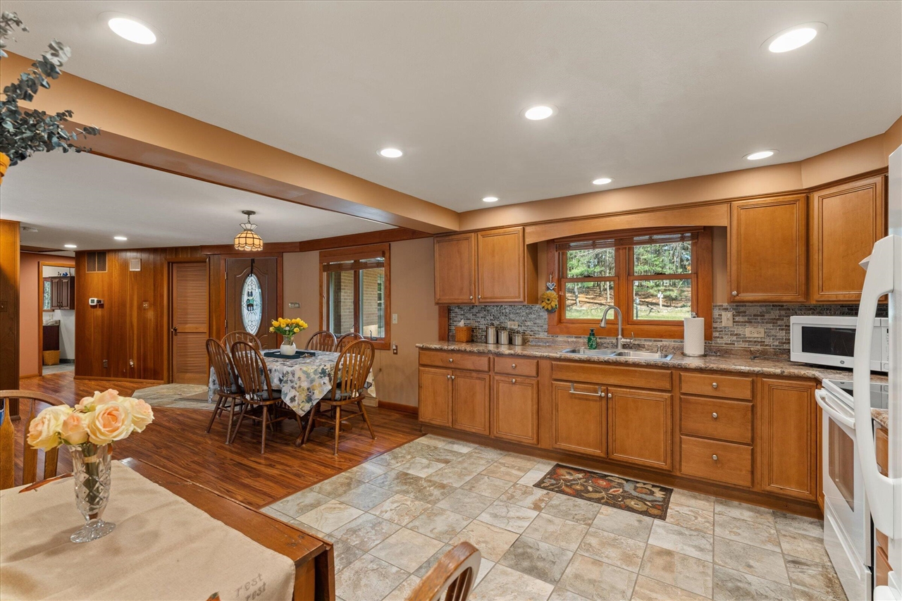 70902 Sunrise Drive, Edwardsburg, MI, 49112-8702