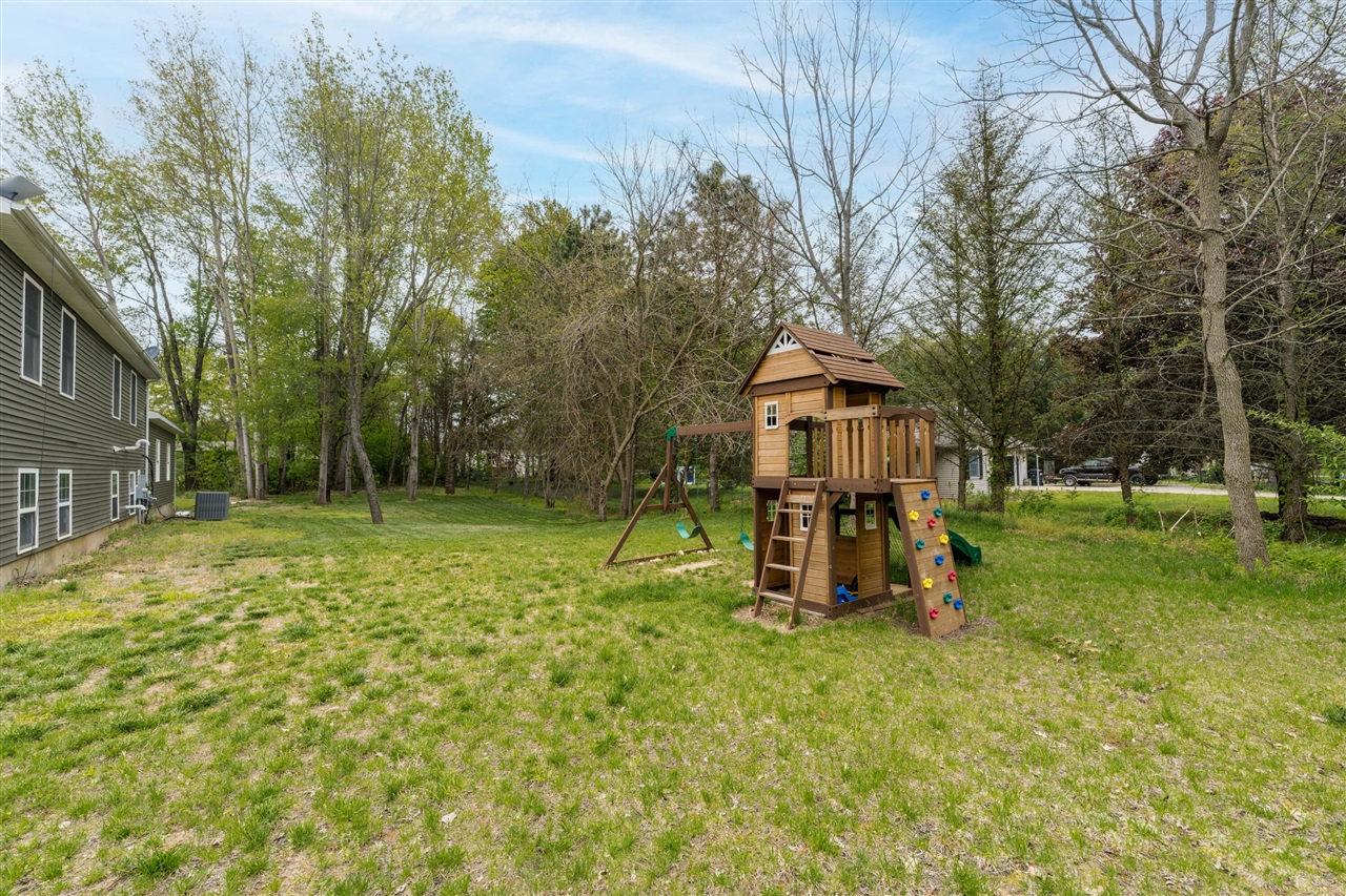 3rd image of 32844 Winther Ave, Paw Paw, MI 49079 | MLS# 70520829