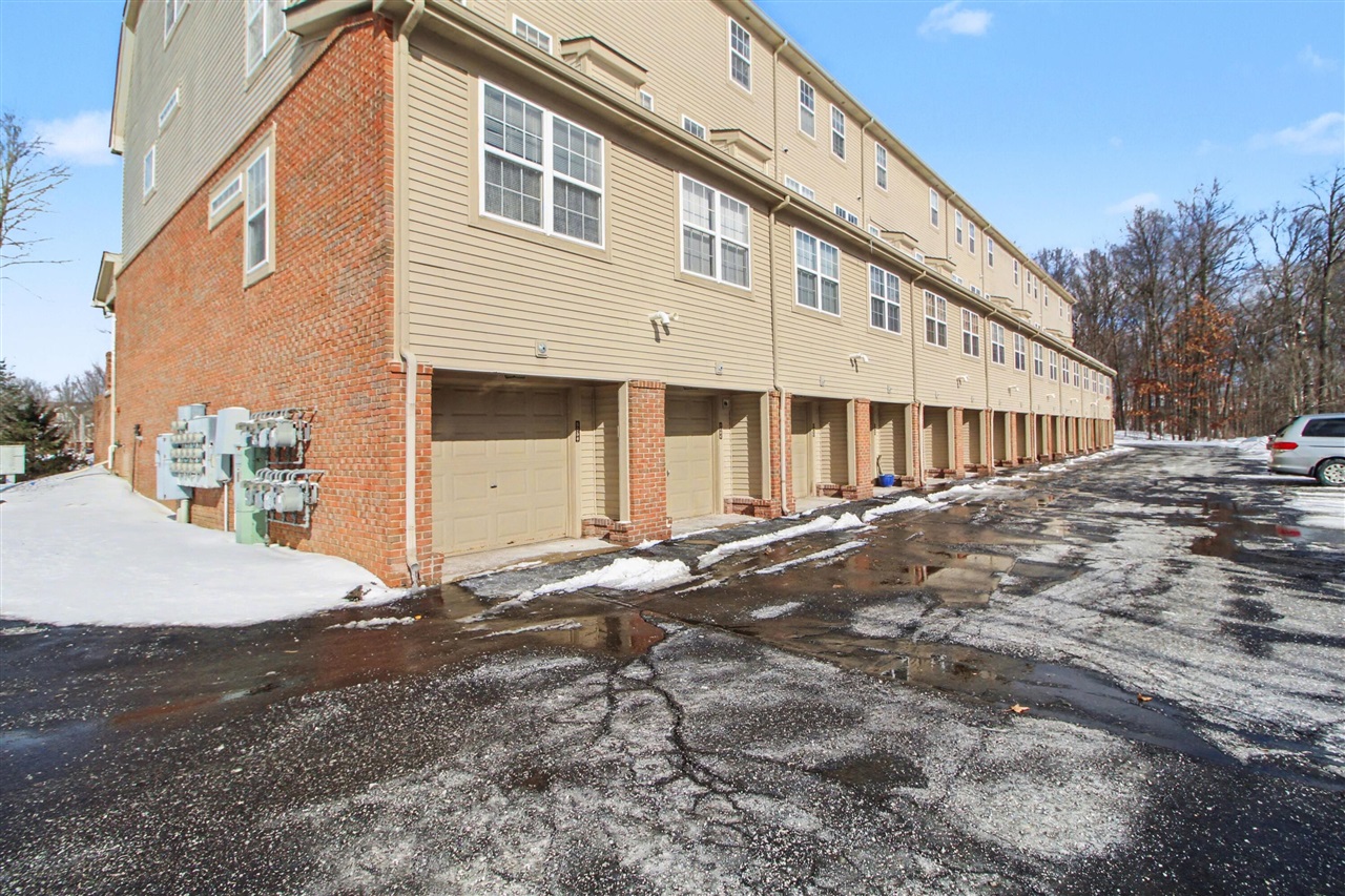 3054 Barclay Way, Ann Arbor, MI, 48105-9464