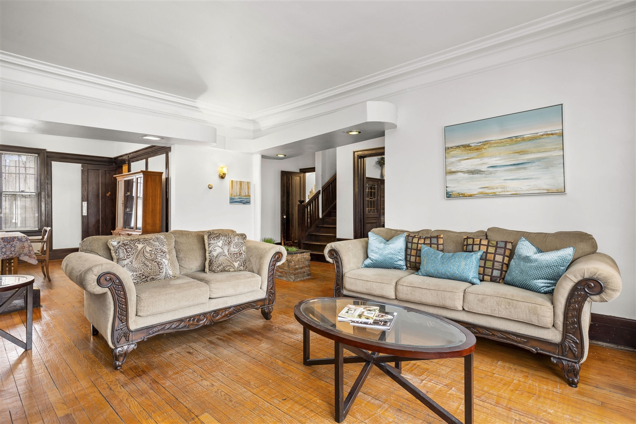 561 E Grand Boulevard, Detroit, MI, 48207-3533