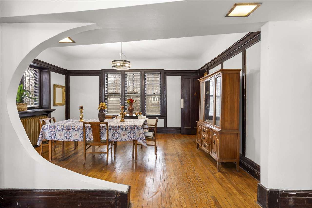 561 E Grand Boulevard, Detroit, MI, 48207-3533