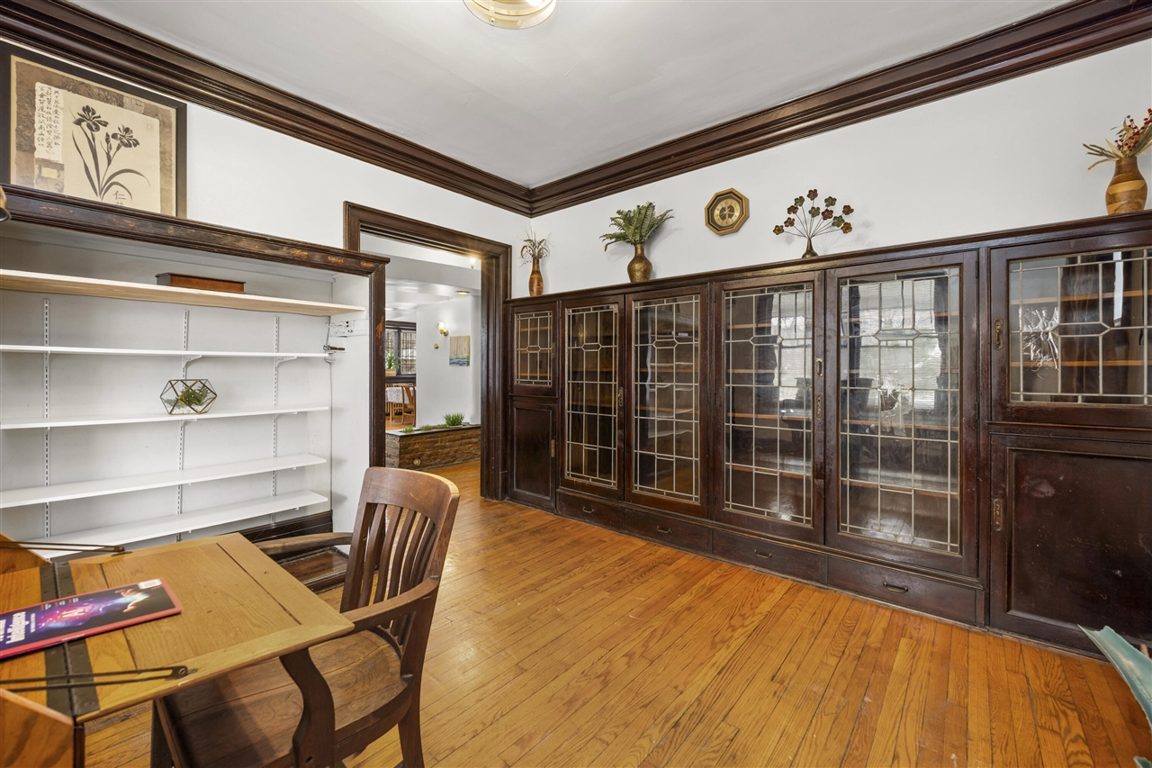 561 E Grand Boulevard, Detroit, MI, 48207-3533