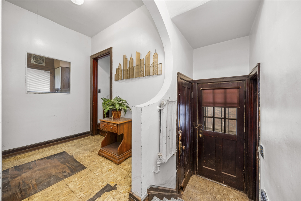 561 E Grand Boulevard, Detroit, MI, 48207-3533