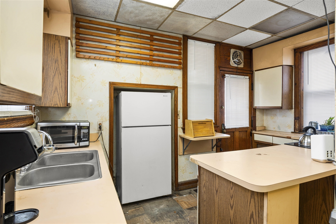 561 E Grand Boulevard, Detroit, MI, 48207-3533