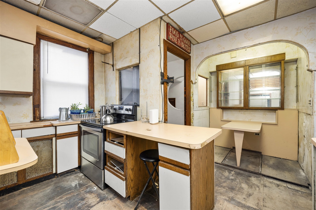 561 E Grand Boulevard, Detroit, MI, 48207-3533