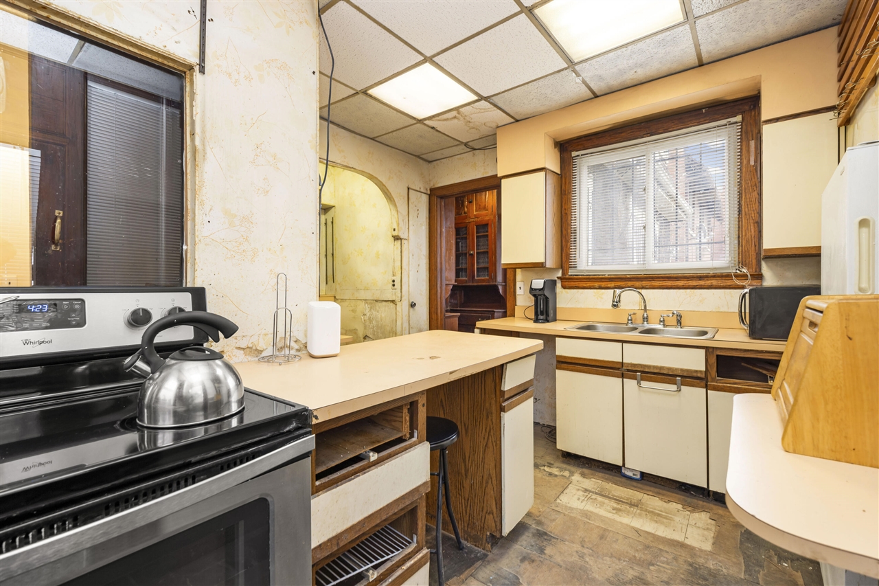 561 E Grand Boulevard, Detroit, MI, 48207-3533