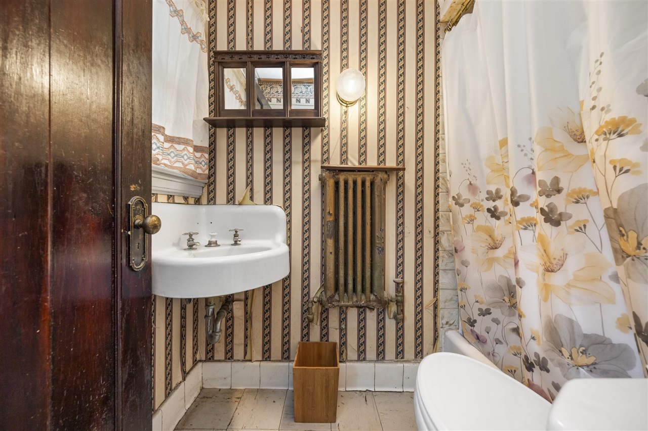 561 E Grand Boulevard, Detroit, MI, 48207-3533