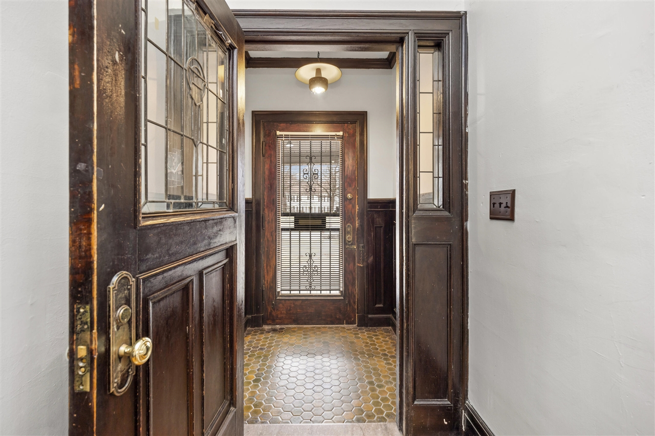 561 E Grand Boulevard, Detroit, MI, 48207-3533