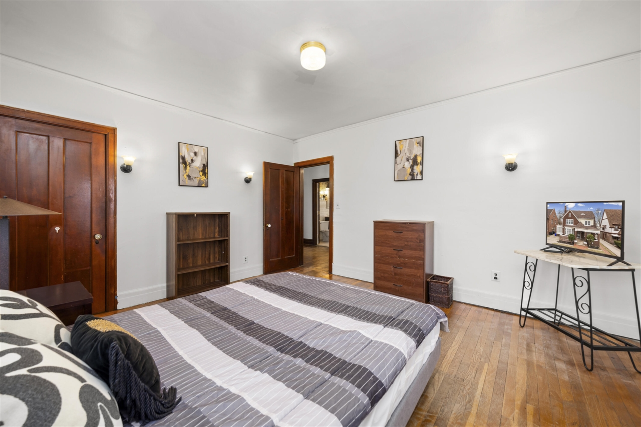 561 E Grand Boulevard, Detroit, MI, 48207-3533