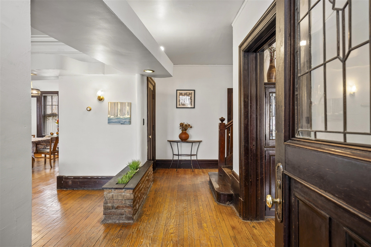 561 E Grand Boulevard, Detroit, MI, 48207-3533