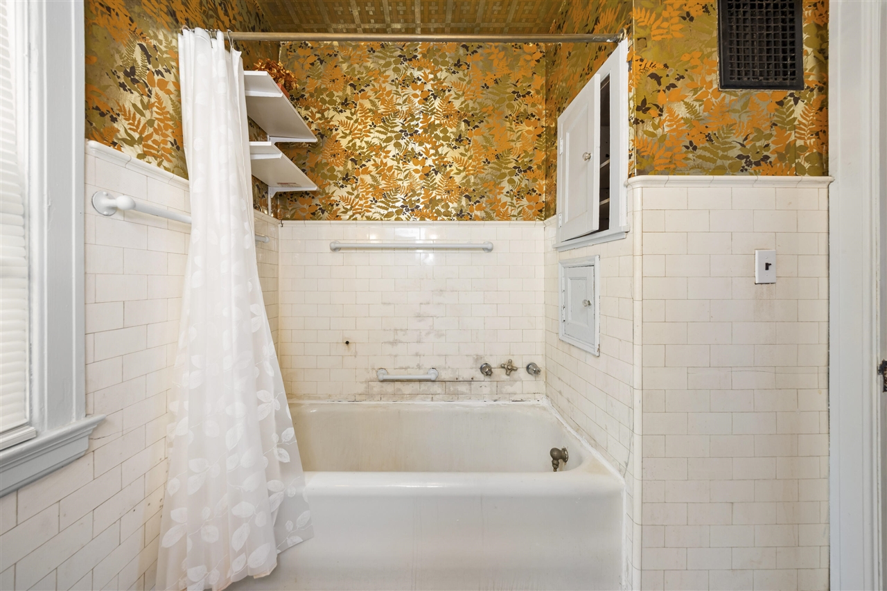 561 E Grand Boulevard, Detroit, MI, 48207-3533