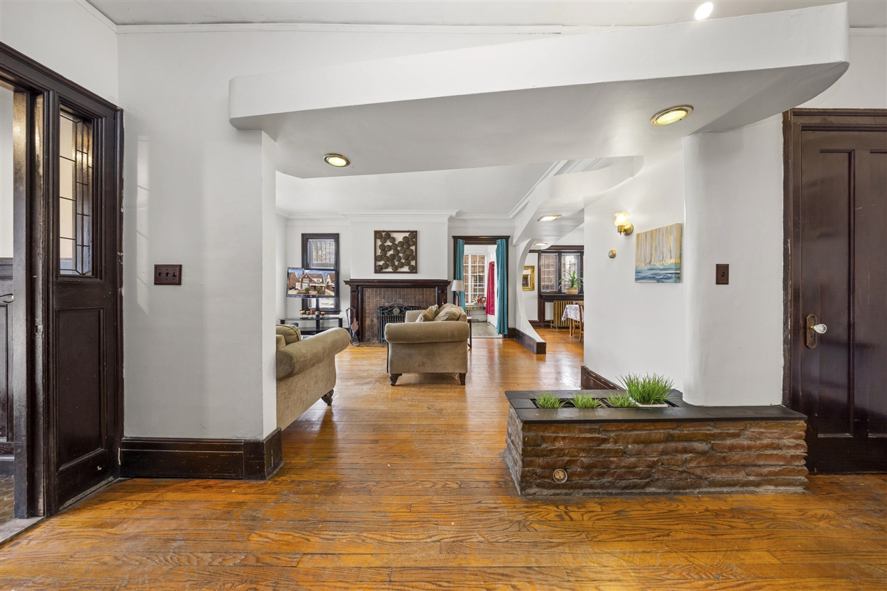 561 E Grand Boulevard, Detroit, MI, 48207-3533