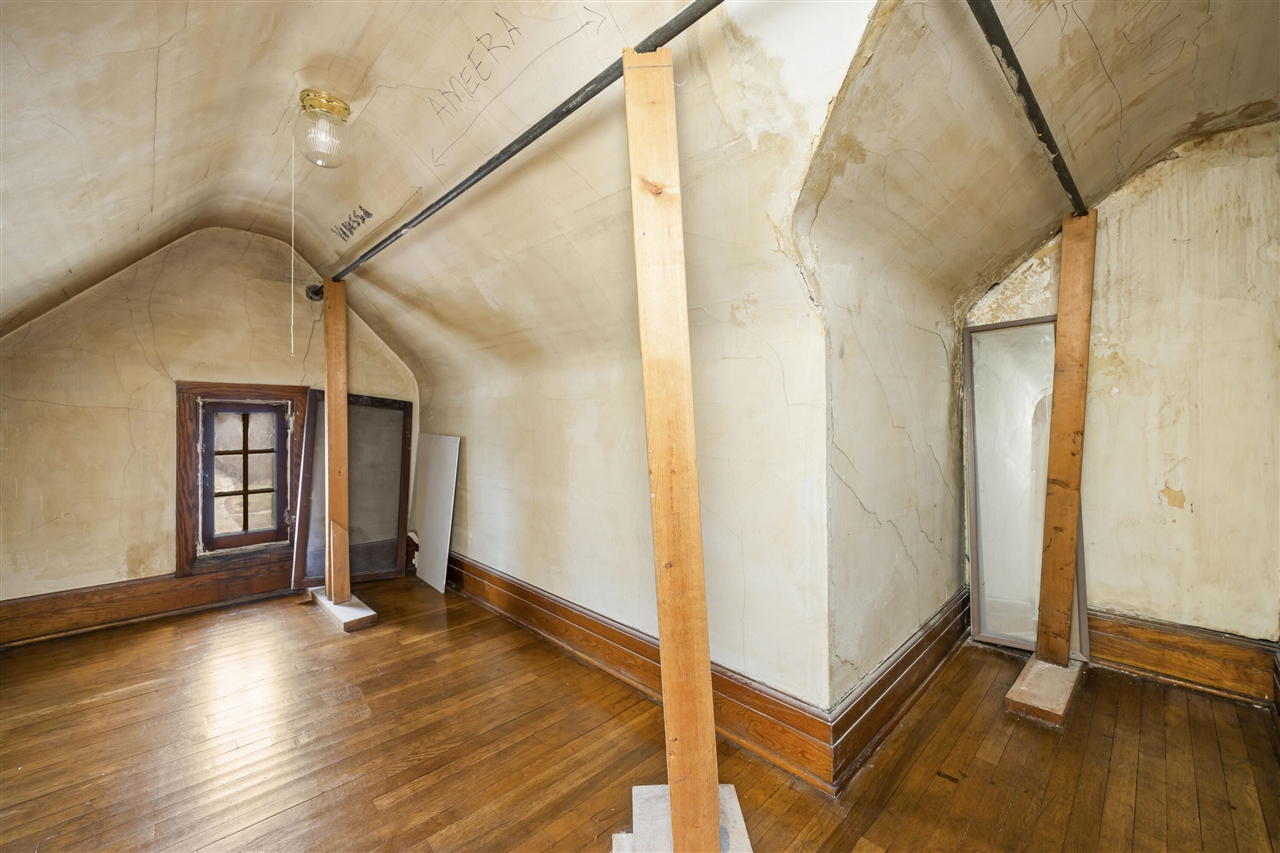 561 E Grand Boulevard, Detroit, MI, 48207-3533