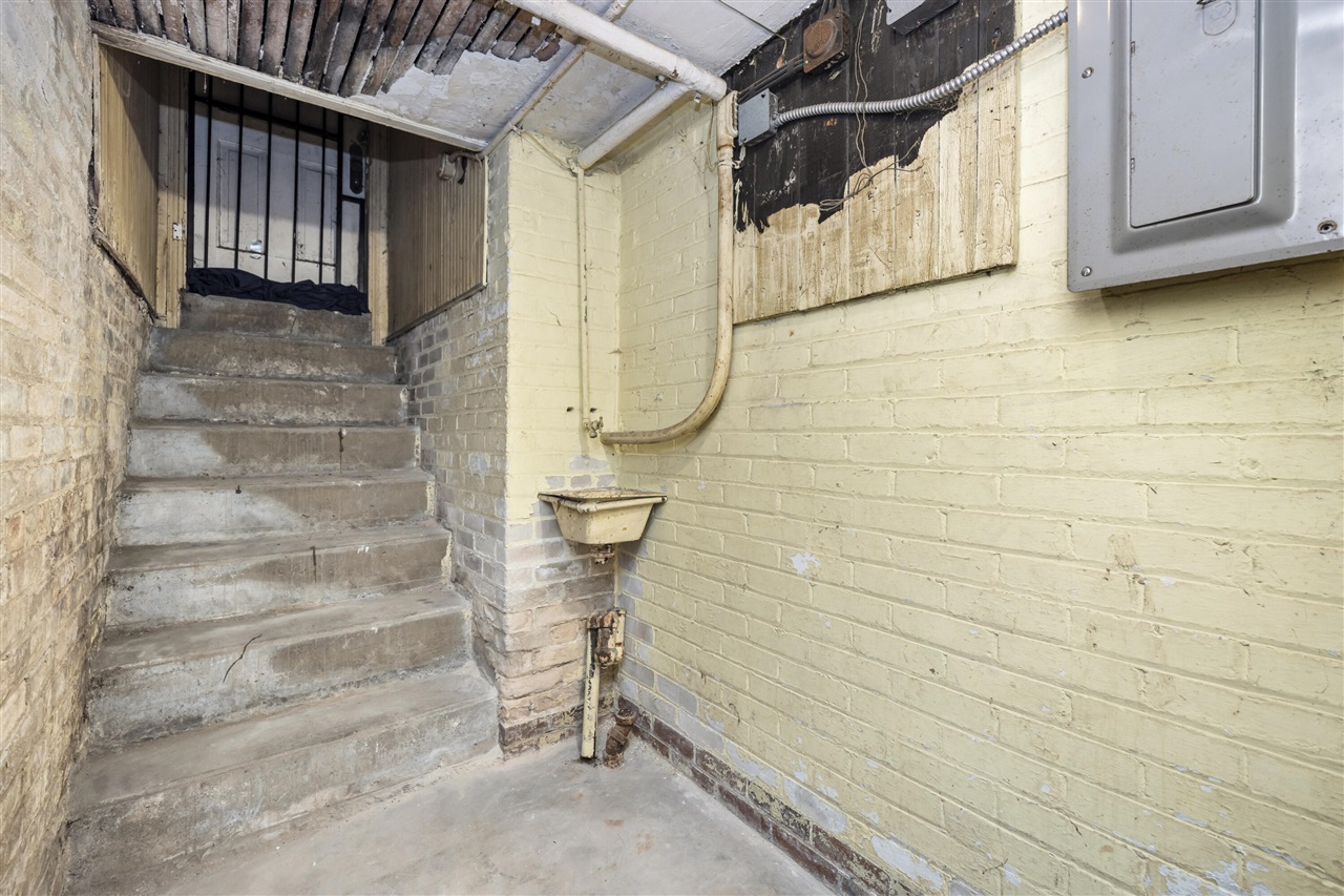 561 E Grand Boulevard, Detroit, MI, 48207-3533