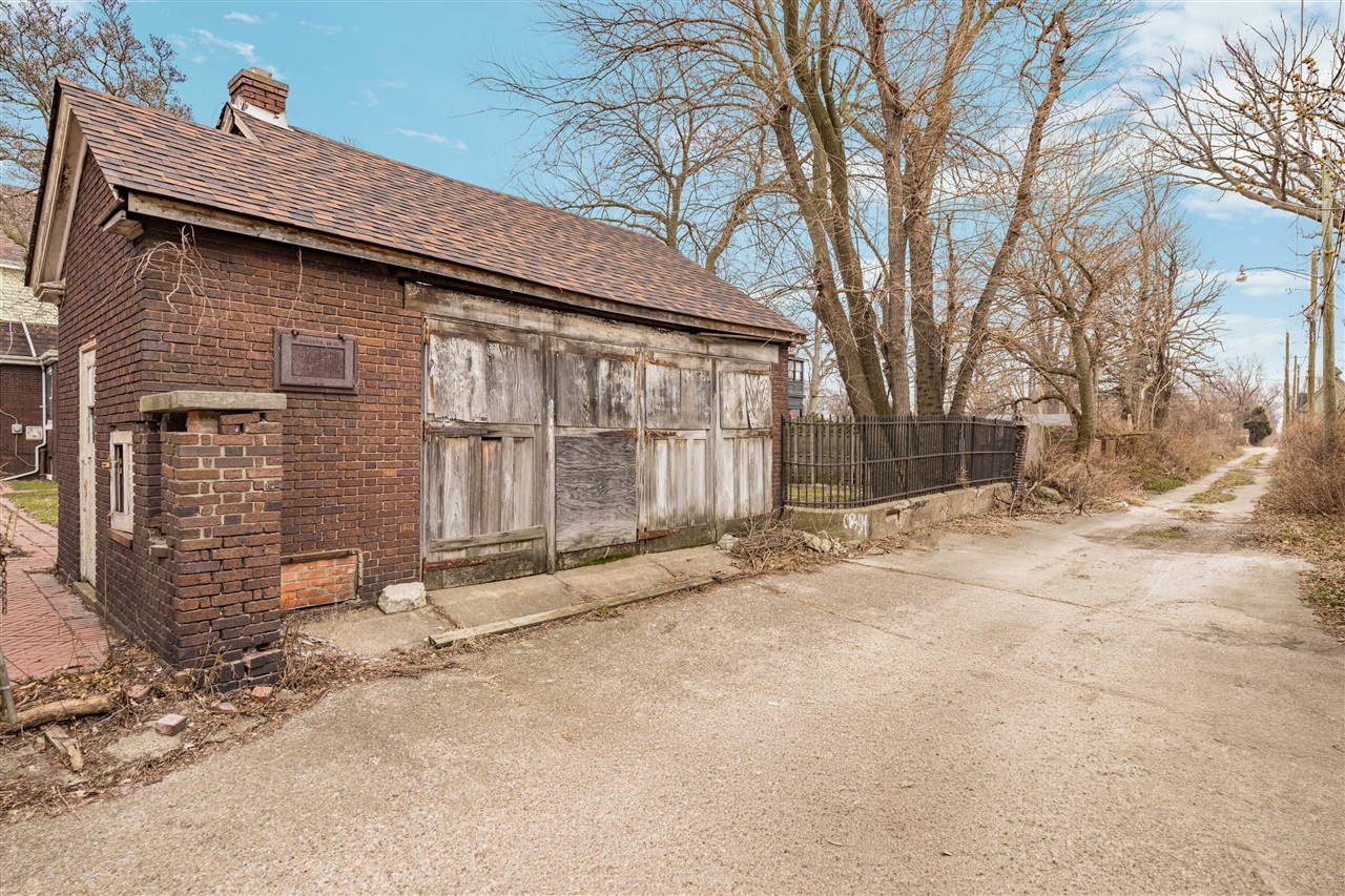 561 E Grand Boulevard, Detroit, MI, 48207-3533