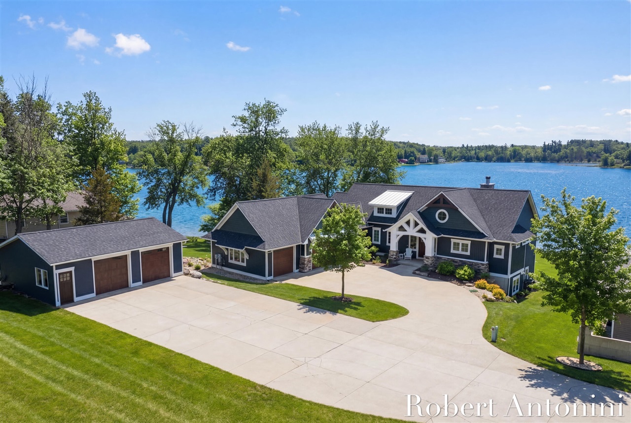 162 Lakeview Drive, Wayland, MI, 49348-9342