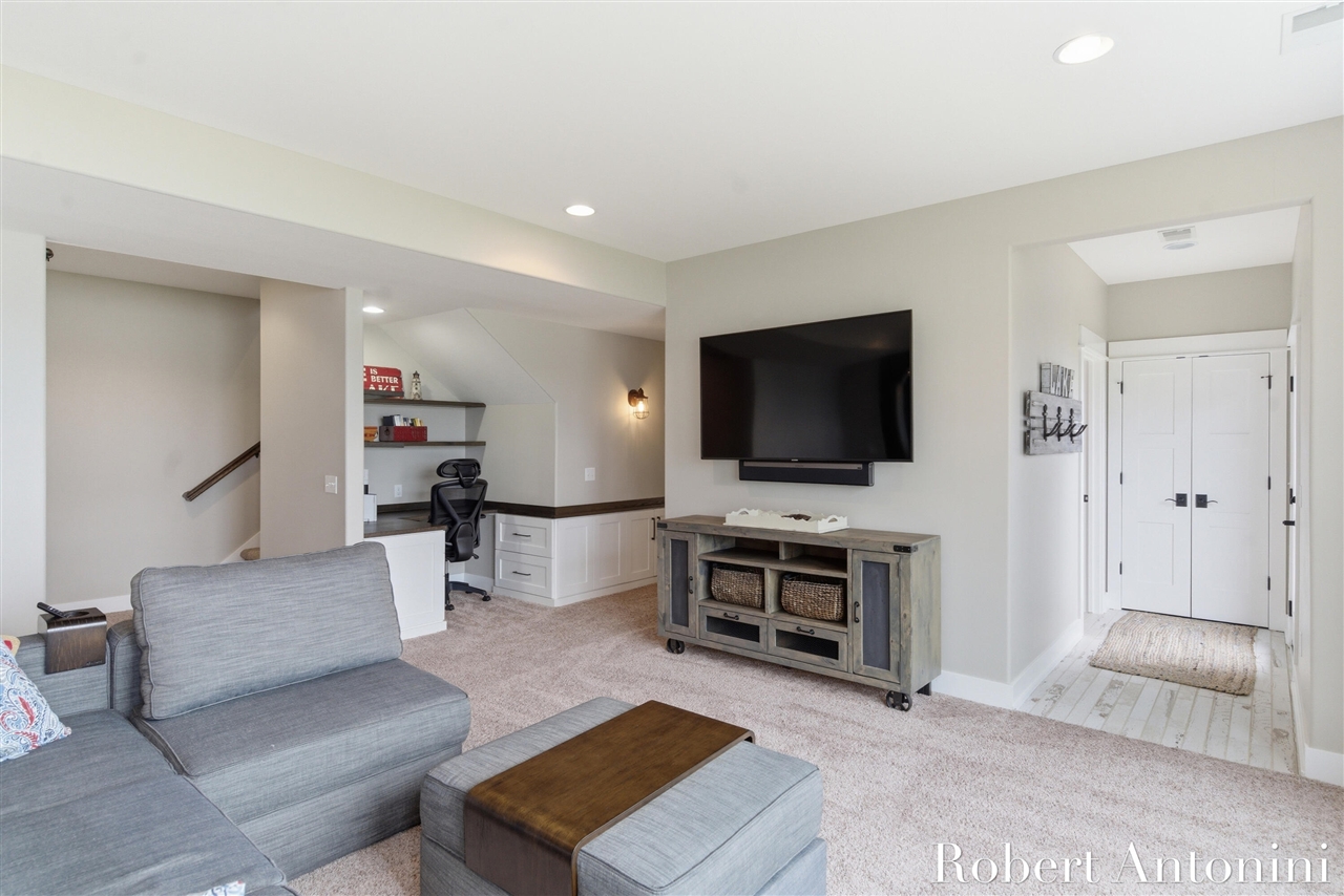 162 Lakeview Drive, Wayland, MI, 49348-9342