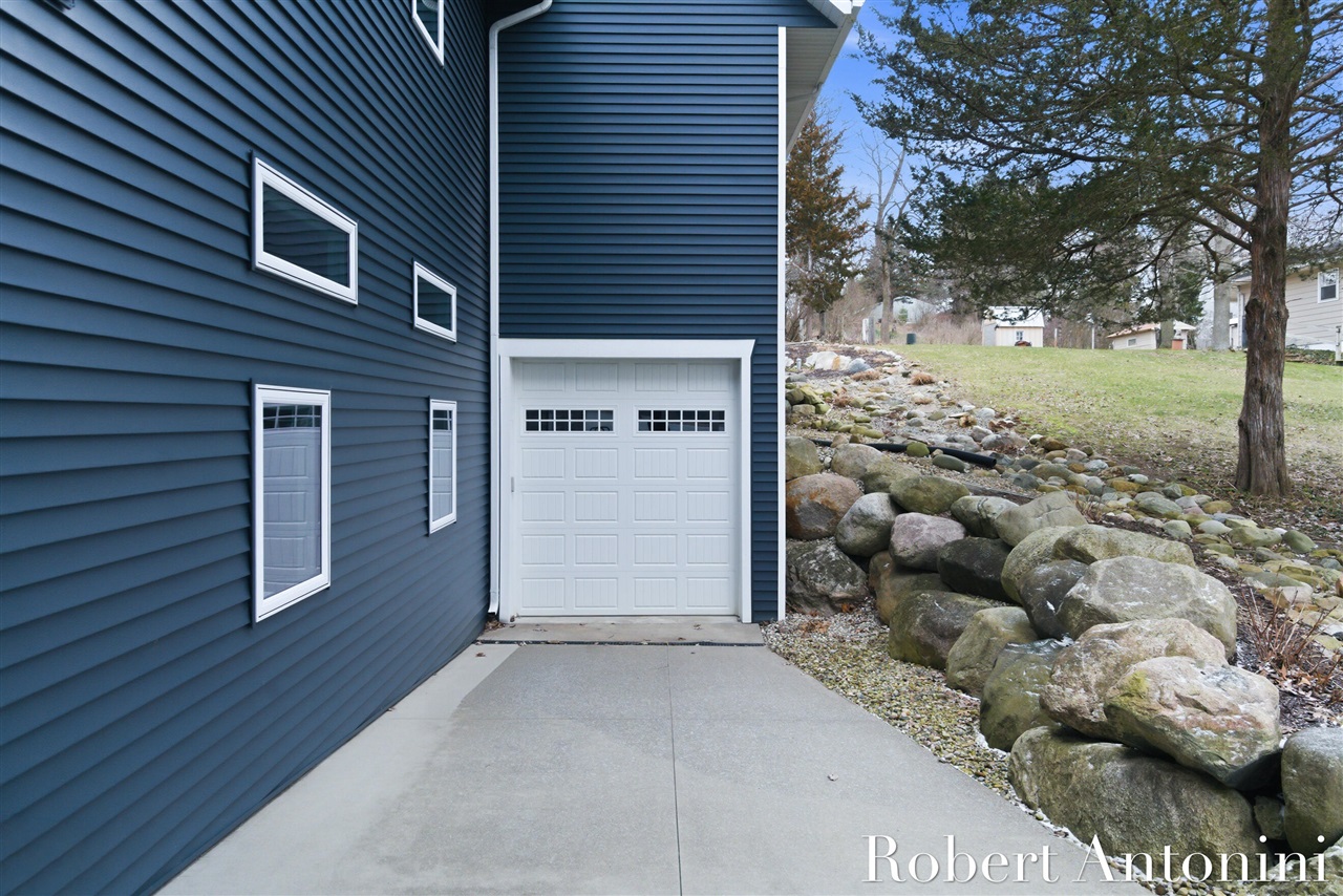 162 Lakeview Drive, Wayland, MI, 49348-9342